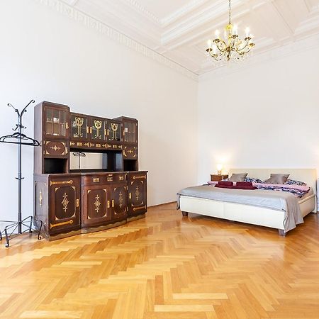 Royal Apartment By Charles Bridge View Of Saint Nicholas Church Prag Exteriör bild