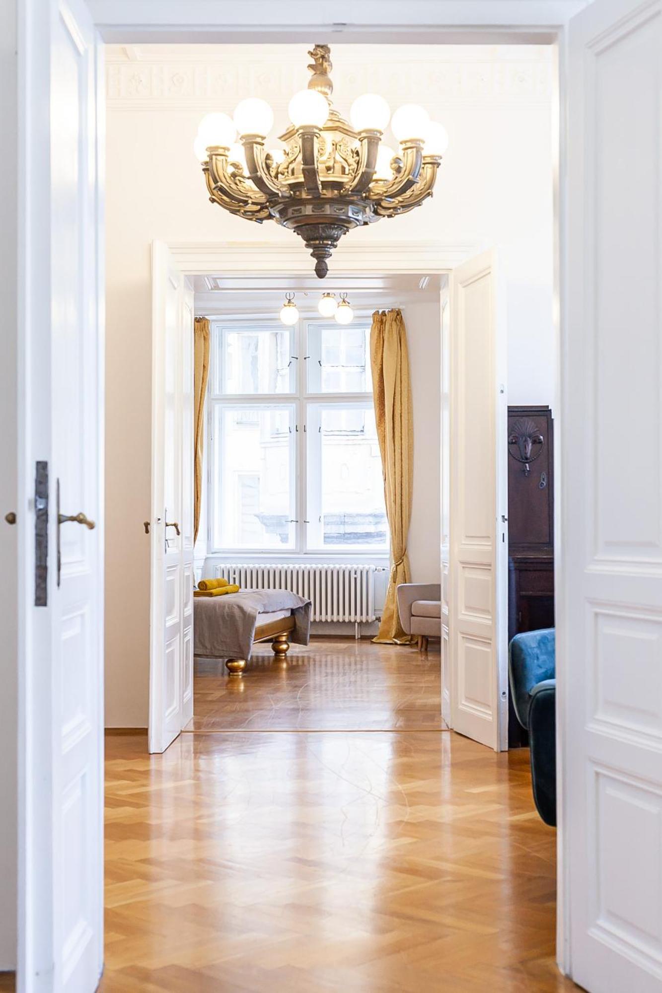 Royal Apartment By Charles Bridge View Of Saint Nicholas Church Prag Exteriör bild