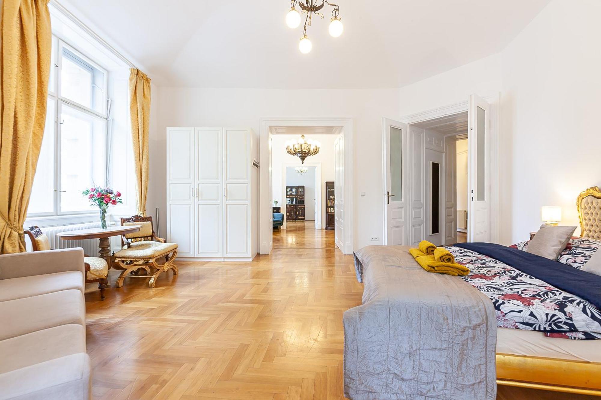 Royal Apartment By Charles Bridge View Of Saint Nicholas Church Prag Exteriör bild