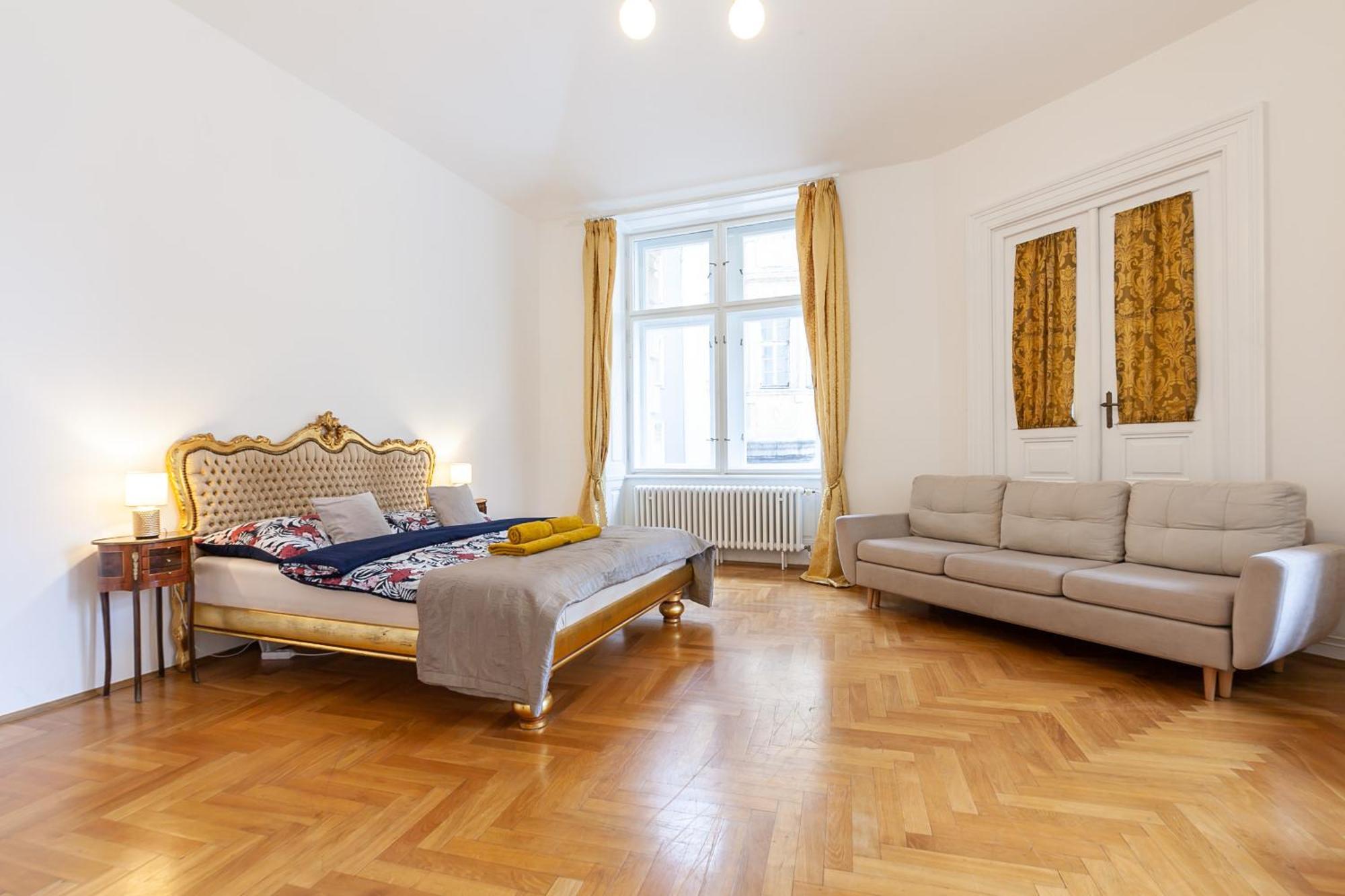 Royal Apartment By Charles Bridge View Of Saint Nicholas Church Prag Exteriör bild