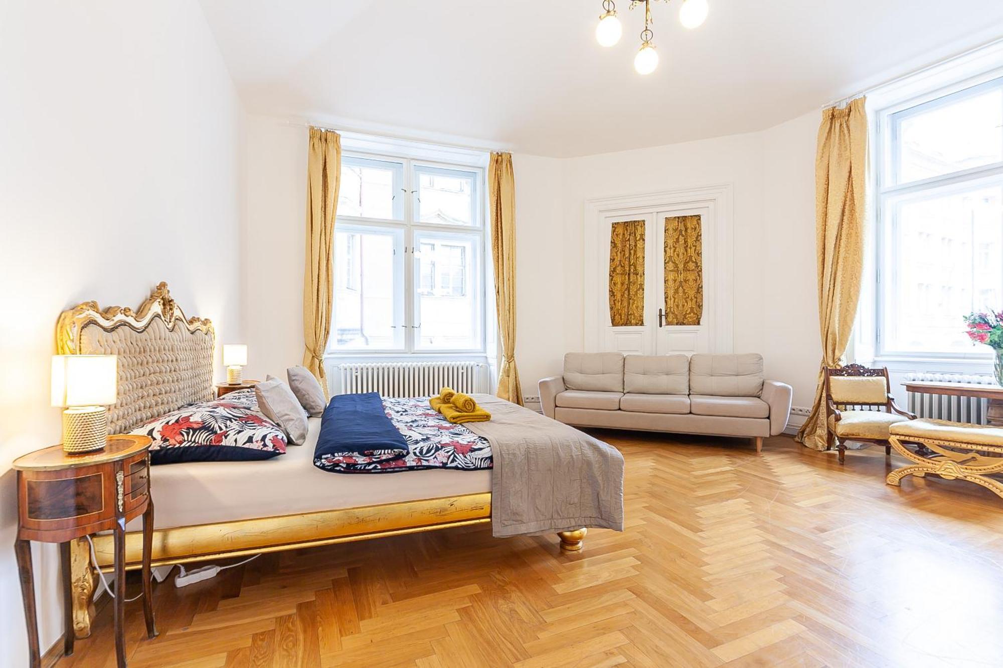 Royal Apartment By Charles Bridge View Of Saint Nicholas Church Prag Exteriör bild