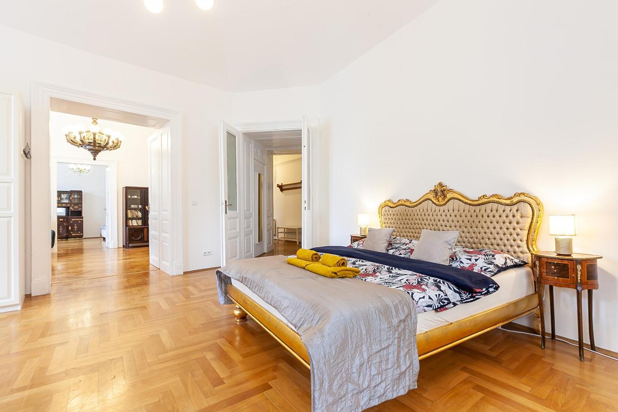 Royal Apartment By Charles Bridge View Of Saint Nicholas Church Prag Exteriör bild