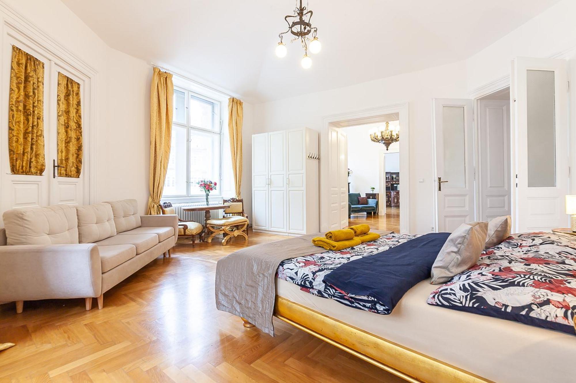 Royal Apartment By Charles Bridge View Of Saint Nicholas Church Prag Exteriör bild
