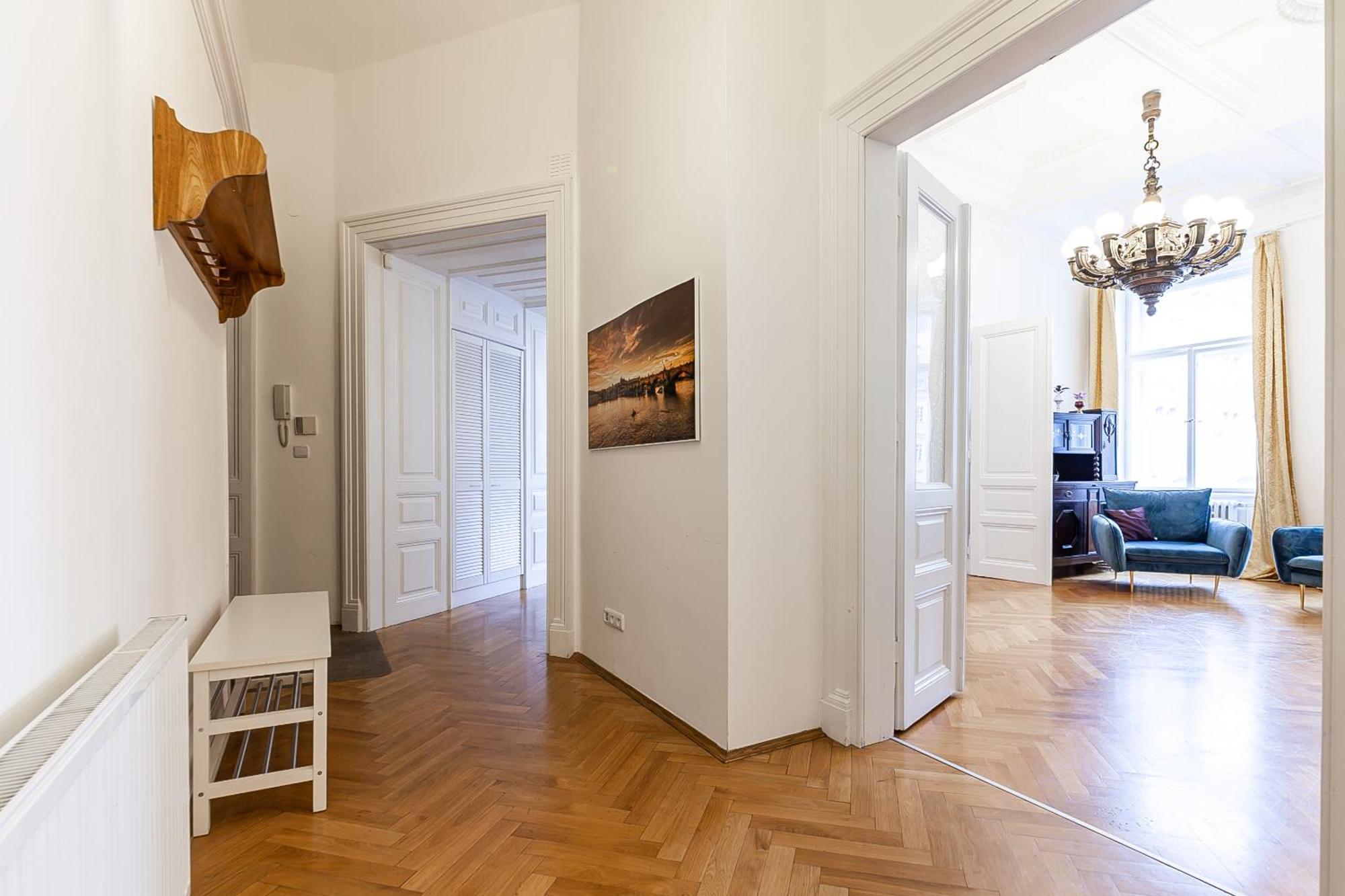 Royal Apartment By Charles Bridge View Of Saint Nicholas Church Prag Exteriör bild