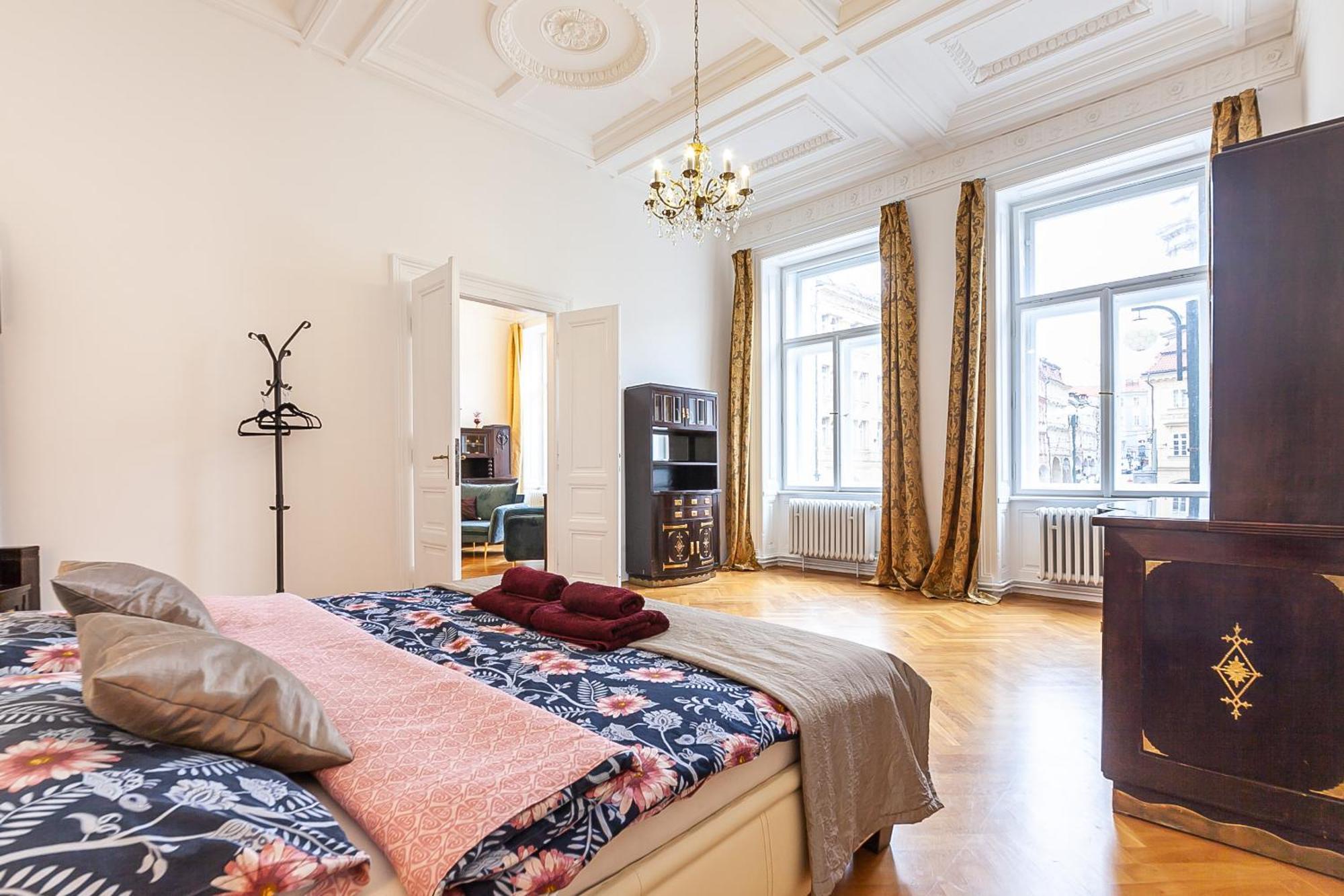 Royal Apartment By Charles Bridge View Of Saint Nicholas Church Prag Exteriör bild