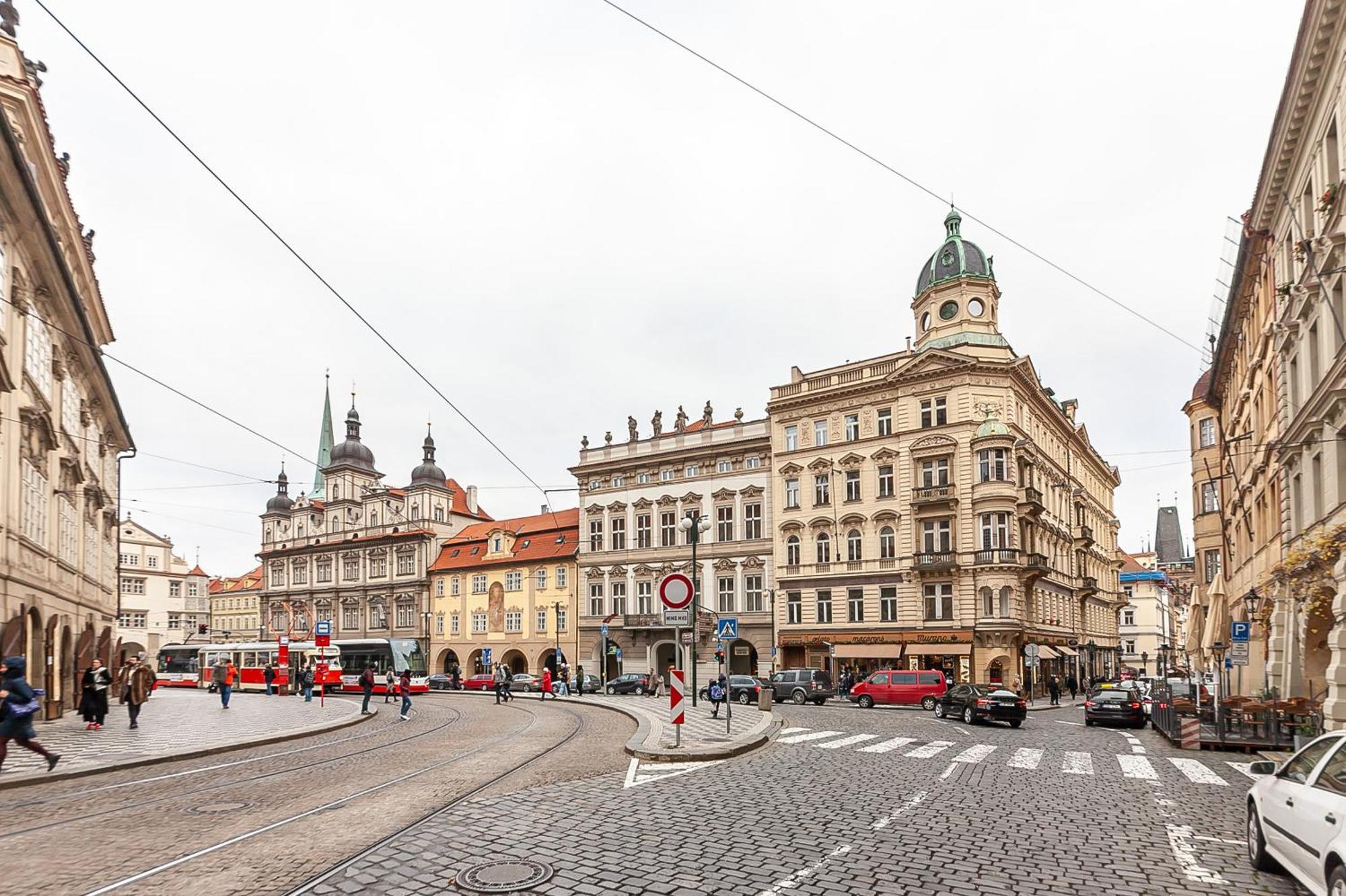 Royal Apartment By Charles Bridge View Of Saint Nicholas Church Prag Exteriör bild