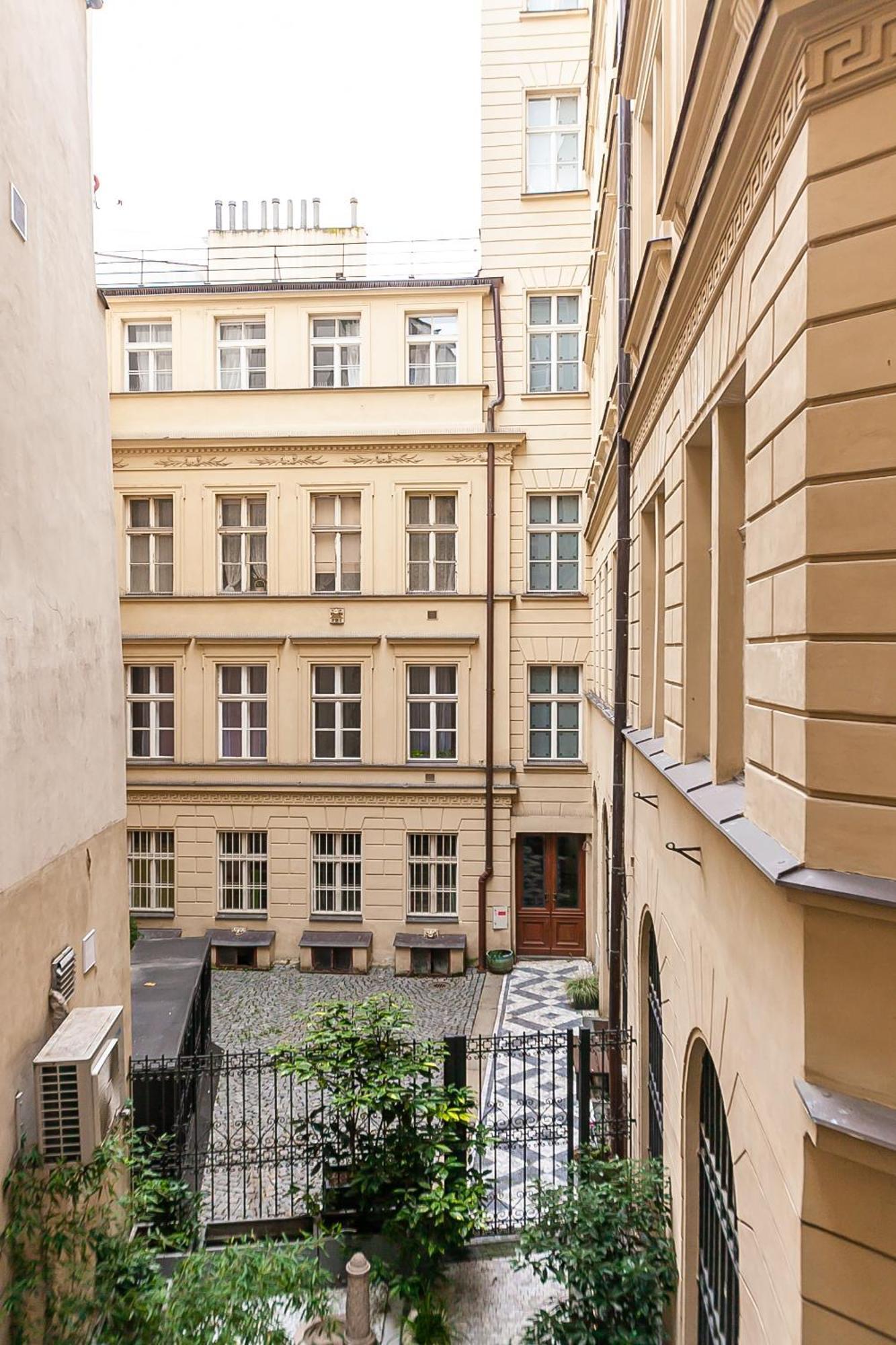 Royal Apartment By Charles Bridge View Of Saint Nicholas Church Prag Exteriör bild