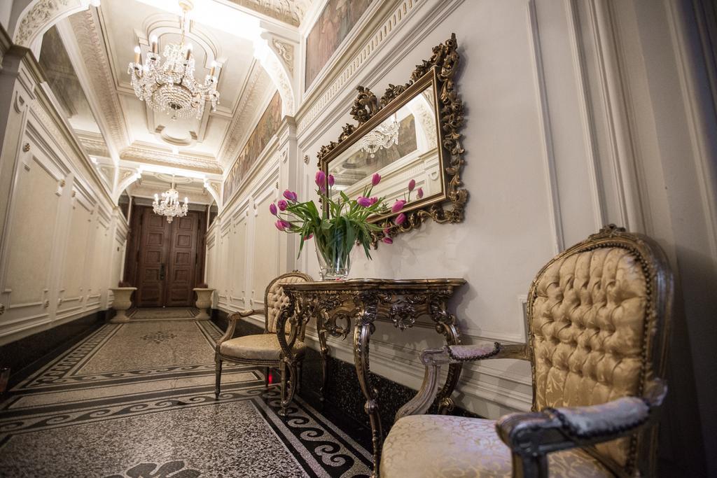 Royal Apartment By Charles Bridge View Of Saint Nicholas Church Prag Exteriör bild