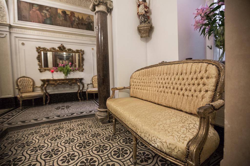 Royal Apartment By Charles Bridge View Of Saint Nicholas Church Prag Rum bild