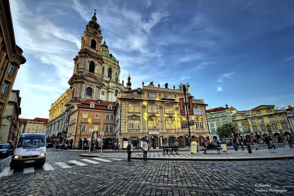 Royal Apartment By Charles Bridge View Of Saint Nicholas Church Prag Rum bild