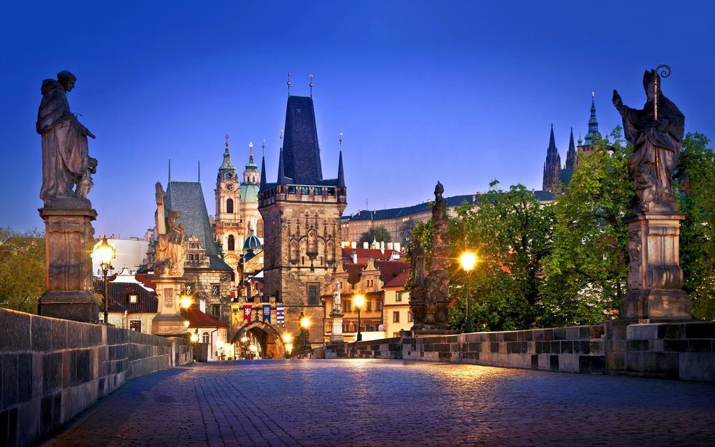 Royal Apartment By Charles Bridge View Of Saint Nicholas Church Prag Rum bild