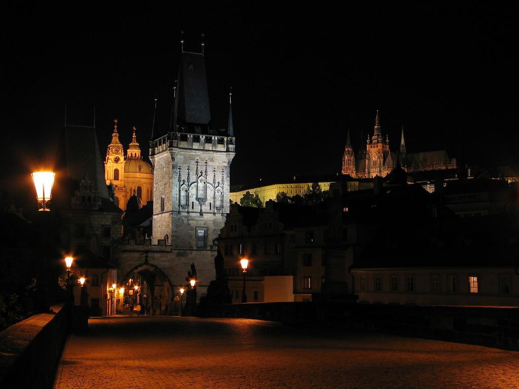 Royal Apartment By Charles Bridge View Of Saint Nicholas Church Prag Exteriör bild